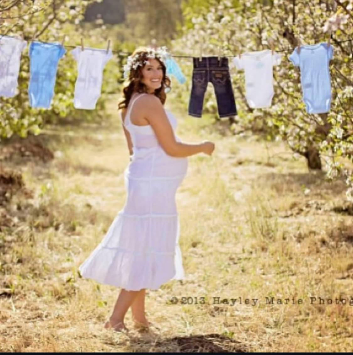 Maternity portrait in the orchard